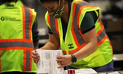 PHILADELPHIA, PENNSYLVANIA - NOVEMBER 04: Election workers count ballots on November 04, 2020 in Philadelphia, Pennsylvania. With no winner declared in the presidential election last night, all eyes are on the outcome in a few remaining swing states to determine whether Donald Trump will get another four years or if Joe Biden will become the next president of the United States. The counting of ballots in Pennsylvania continued through the night with no winner yet announced.   Spencer Platt/Getty Images/AFP
== FOR NEWSPAPERS, INTERNET, TELCOS & TELEVISION USE ONLY ==