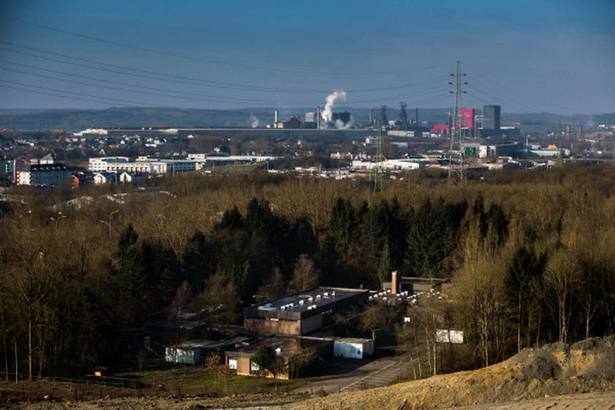 Die Ediff-Schule (im Vordergrund) ist nun seit einem Jahr geschlossen.