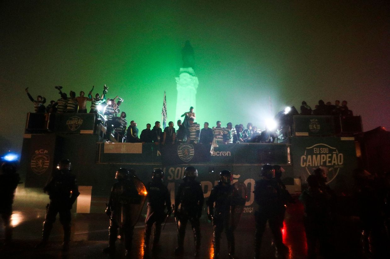 Festejos e confrontos entre adeptos e polícia na noite em que o Sporting voltou a conquistar o campeonato nacional, 19 depois.