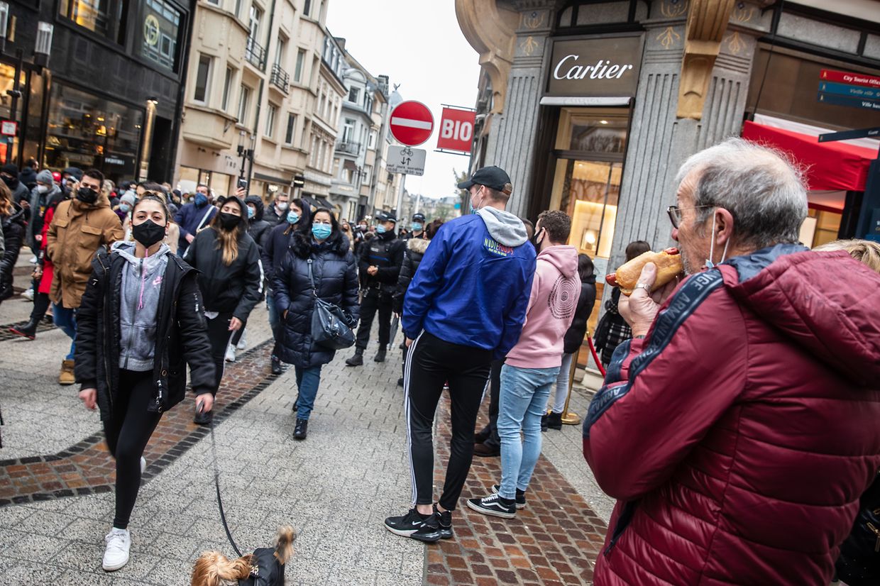 Hunderte Menschen haben sich am Samstagnachmittag während eines Protestzuges in der Hauptstadt dafür ausgesprochen, dass Cafés und Restaurants wieder öffnen dürfen.