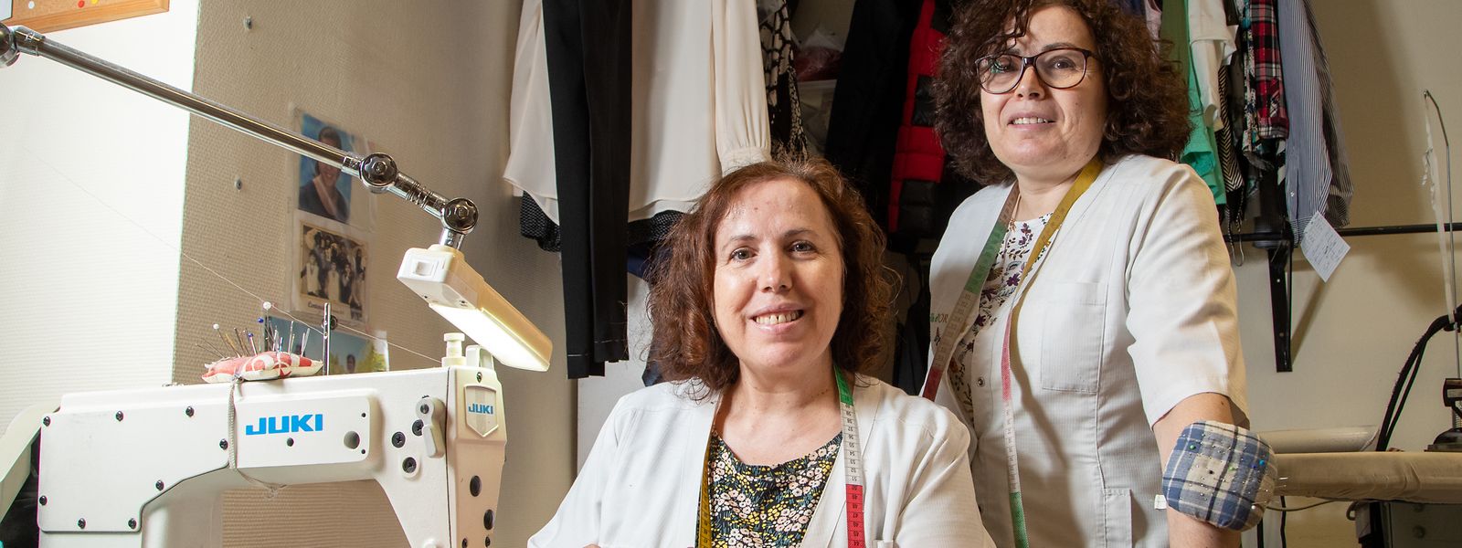 As irmãs Maria e Theresa Soares emigraram para o Luxemburgo e trabalharam sempre juntas numa loja de costura.
