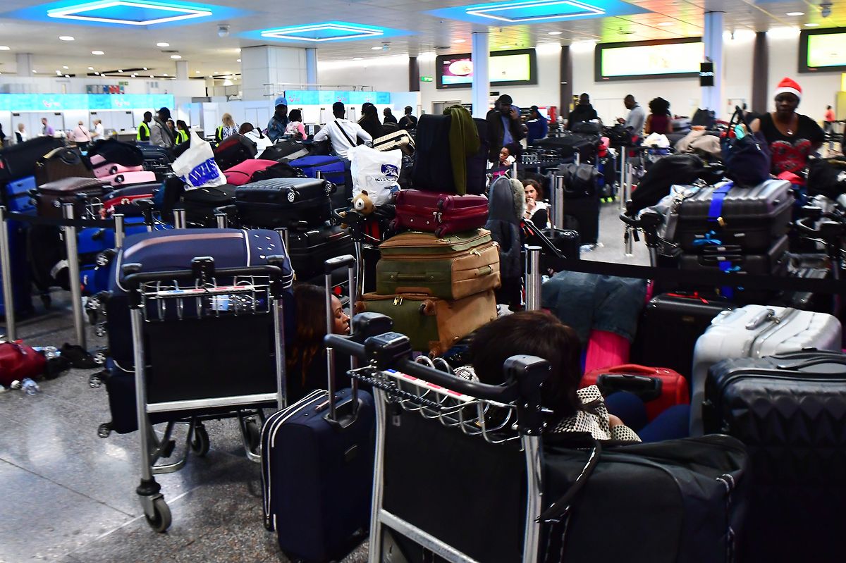 Passagiere und ihr Gepäck warten auf dem Flughafen Gatwick auf ihren Abflug.