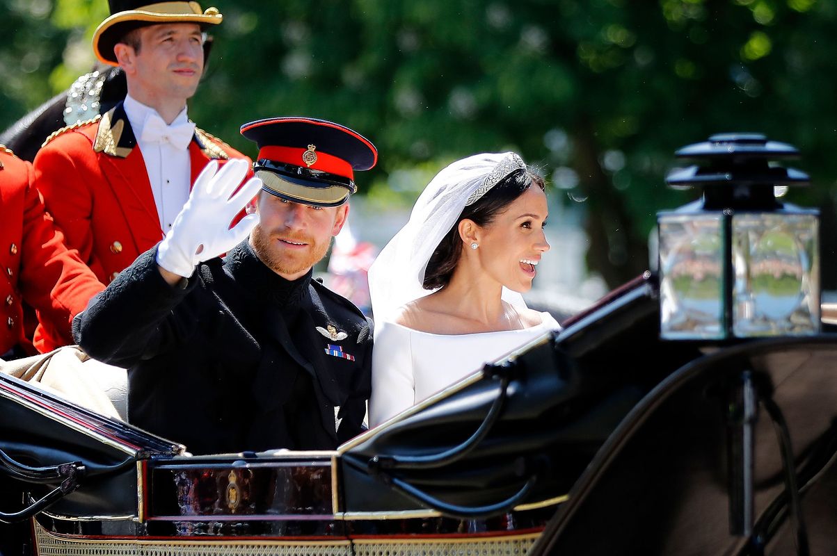 Nach der Trauung fuhr das Brautpaar in einer offenen Kutsche erst durch die Anlagen von Schloss Windsor und anschließend durch das nahe gelegene Dorf. 