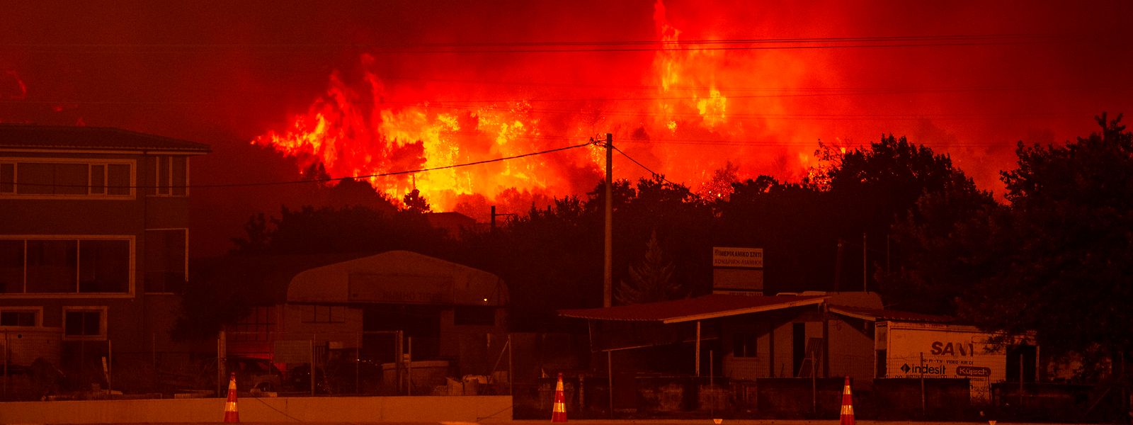 Ein Waldbrand nördlich von Athen. Im Norden Athens wütet erneut ein gewaltiger Waldbrand, den die Feuerwehr bis zum frühen Abend nicht unter Kontrolle bringen konnte. Die Elektrizitätsgesellschaft schaltete vorsorglich einen großen Verteiler in der Region ab.