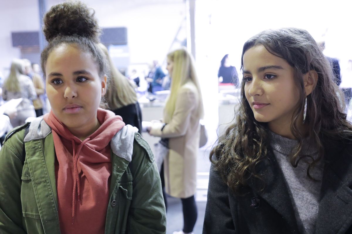 Die 17-jährige Lina Monuna (l.) und die ebenfalls 17-jährige Nur Haidas sind beide mit Fragen zum Studium an der Uni.lu auf die Foire de l'étudiant gekommen.
