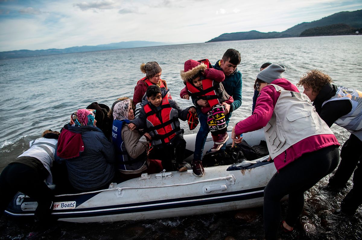 Ein Boot mit 15 afghanischen Flüchtlingen, fünf Kindern, drei Frauen und sieben Männern, kommt am Freitag auf der griechischen Insel Lesbos an. Ein Sprecher der türkischen Regierungspartei AKP drohte der staatlichen Nachrichtenagentur Anadolu zufolge kaum verhohlen damit, den Flüchtlingen im Land die Grenzen zu öffnen.