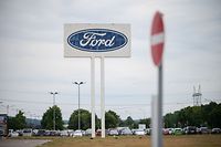 22.06.2022, Saarland, Saarlouis: Das große Logo von Ford, das auf dem Parkplatz des Werks Saarlouis steht, mit einem Durchfahrt Verboten Schild davor. Heute wird von Ford die Entscheidung über den Standort Saarlouis verkündet. Foto: Oliver Dietze/dpa +++ dpa-Bildfunk +++