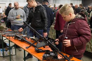 Les attentats de Bruxelles ont plombé l’ambiance de la bourse aux armes de collection à Arlon.