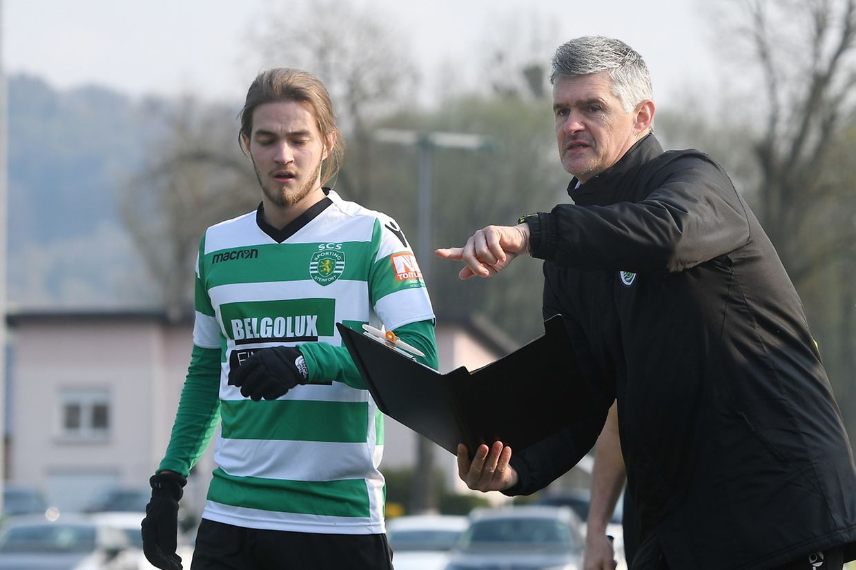 Le coach de Steinfort Olivier Baudry donne ses consignes à Pierre Burgraff.