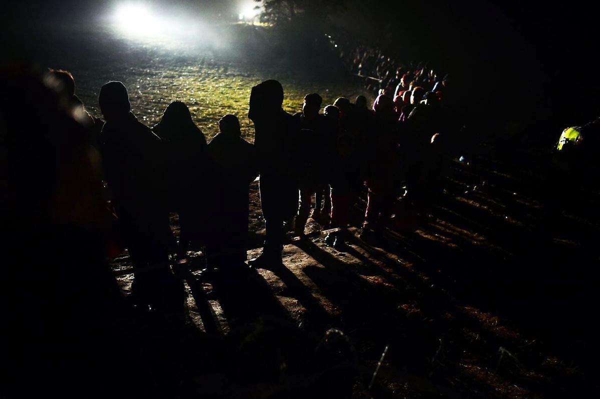 Die Grenze sei für illegale Migranten geschlossen worden, so die Ungarische Regierung. In der Nacht wurde so der Flüchtlingsstrom umgeleitet.