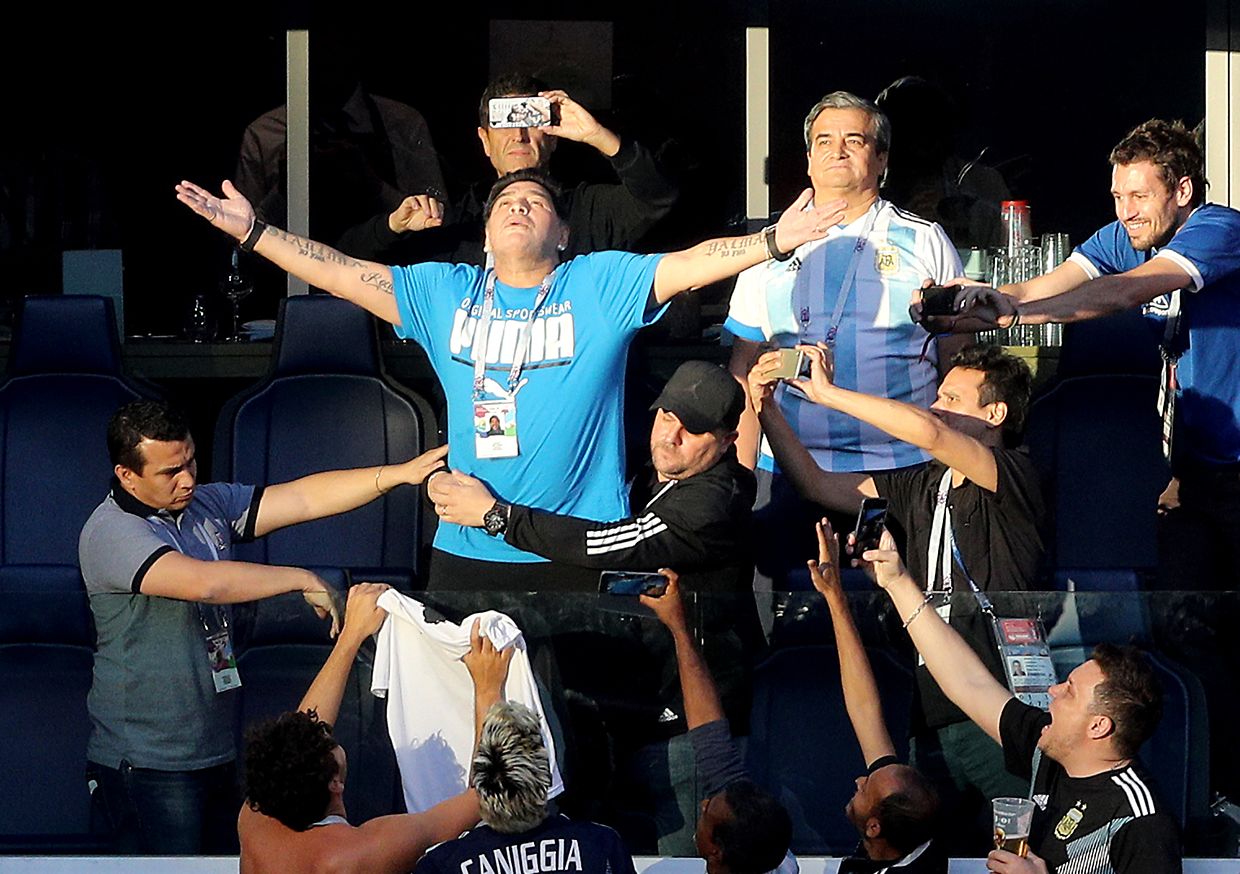 Génio e rebelde, dentro e fora dos relvados, Maradona não deixou ninguém indiferente. Estas são algumas das imagens que mostram as várias facetas do astro argentino