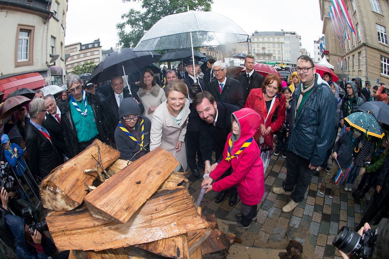 22 de Junho de 2015: O casal ateia uma fogueira durante a festa nacional luxemburguesa em Esch-sur-Alzette
