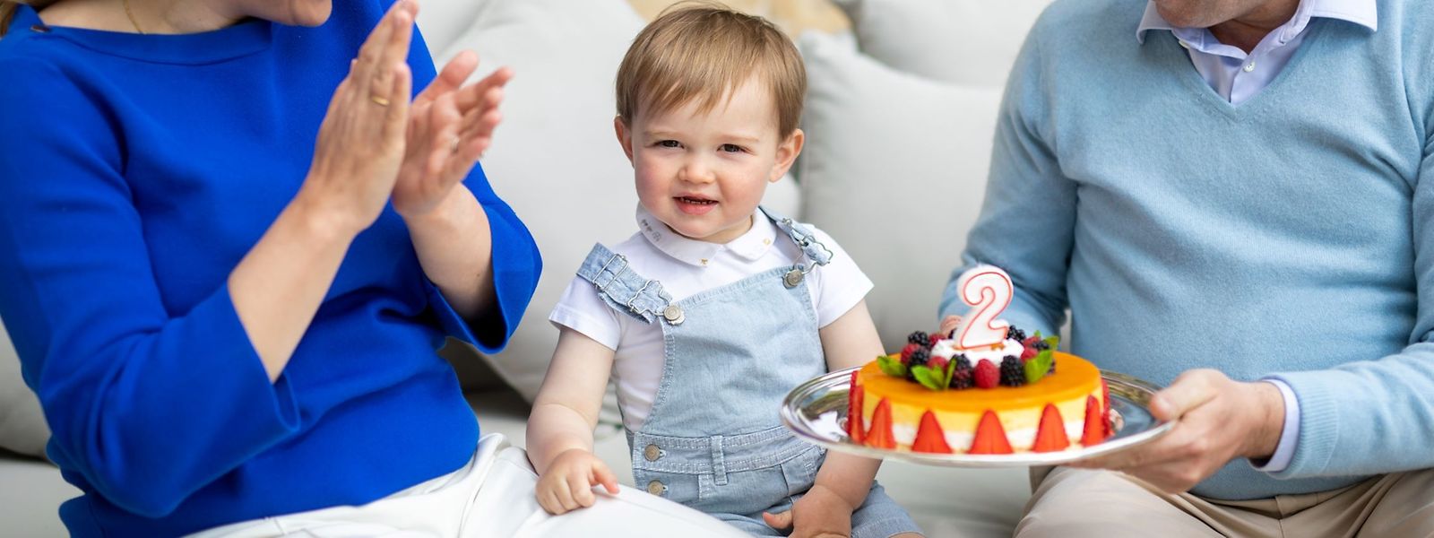 Für Prinz Charles gibt es nur eine (große) Kerze auf dem Kuchen - er wird aber zwei Jahre alt.