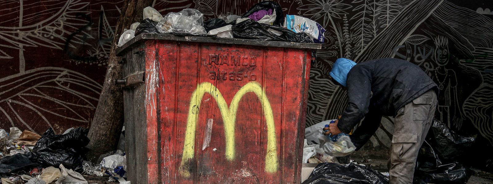 Ein Obdachloser sucht in Beirut nach etwas Verwertbarem. Vier von fünf Libanesen werden von der UNO inzwischen als arm eingestuft.