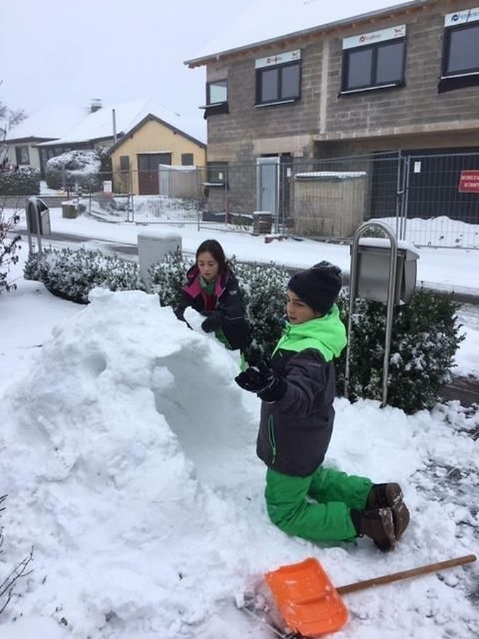 Ob das heute noch ein Iglu wird? Das wissen nur diese beiden Schneehasen aus Reuland. 