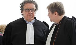 Me Gaston Vogel (l.) beteuert die Unschuld der beiden Angeklagten. Seiner Darstellung nach steckt das Stay-Behind-Netzwerk hinter der Anschlagsserie aus den Jahren 1984 und1985.
