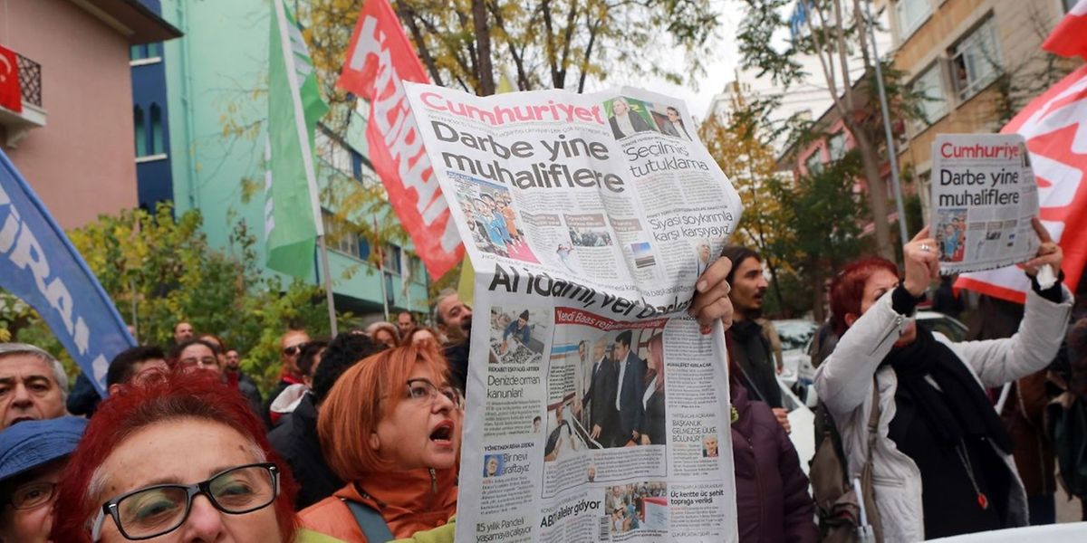 In Ankara demonstrierten Menschen gegen die Festnahme des Chefredakteurs. 