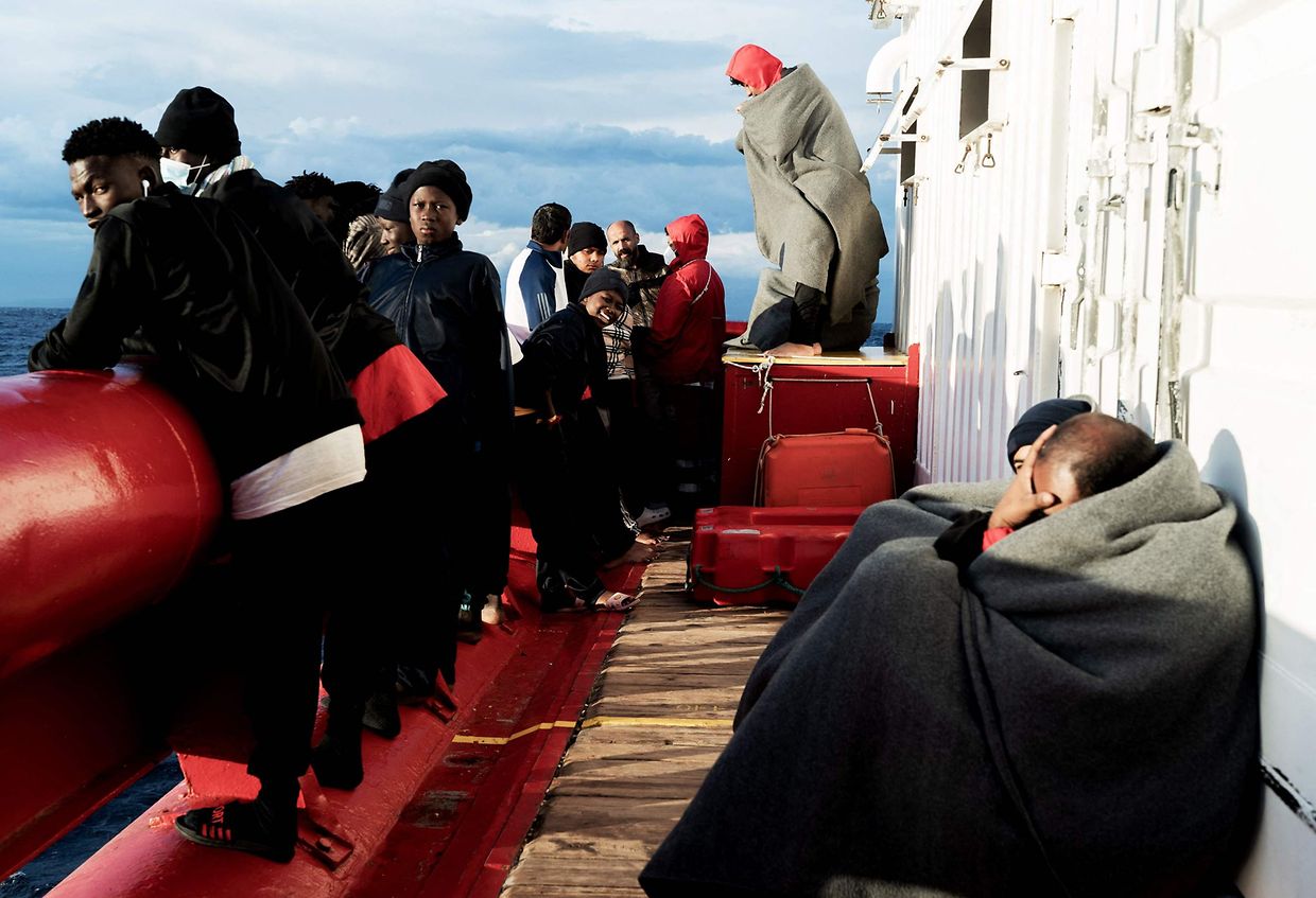 Migrantes resgatados pelo Ocean Viking