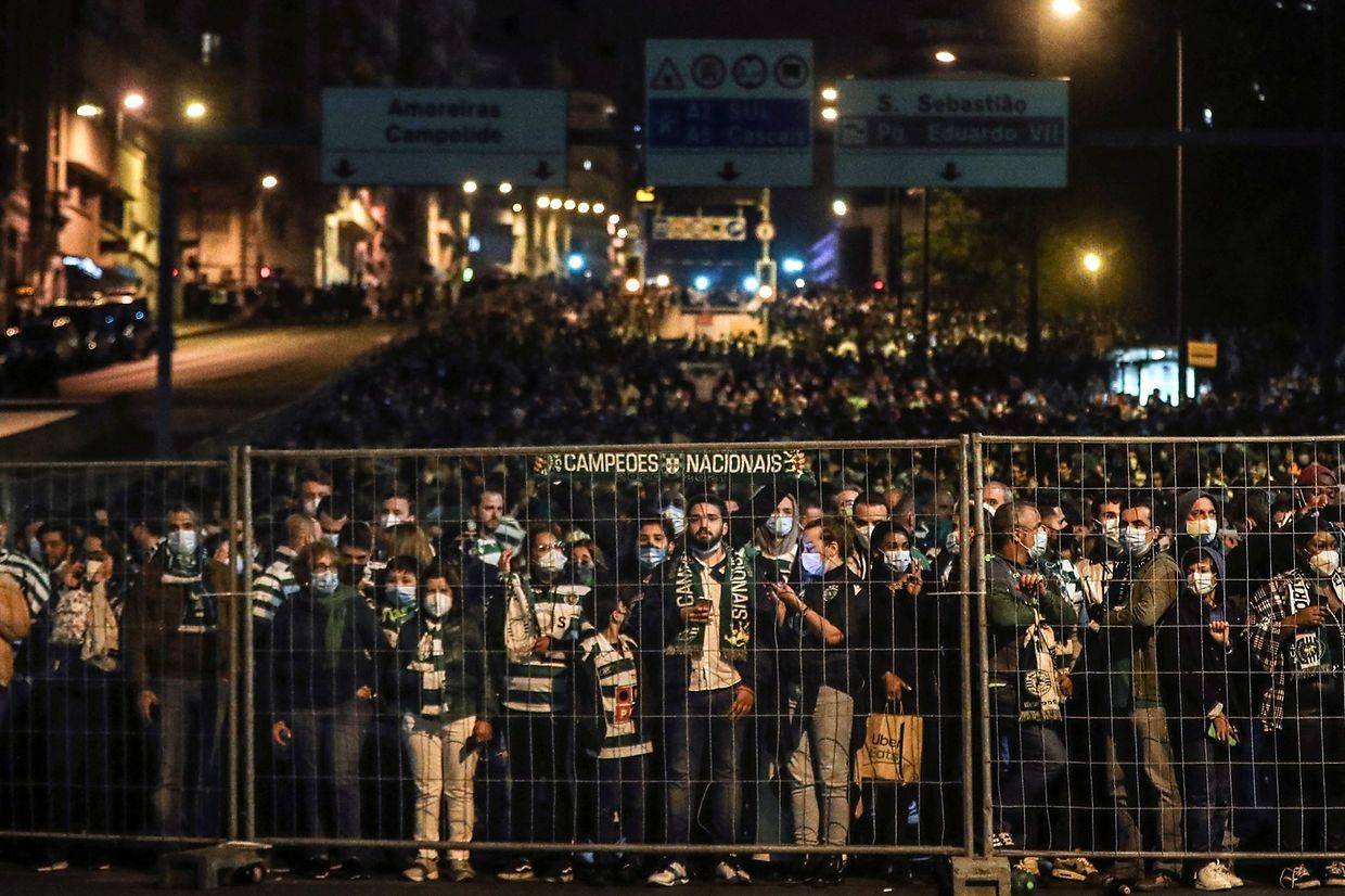 Festejos e confrontos entre adeptos e polícia na noite em que o Sporting voltou a conquistar o campeonato nacional, 19 depois.