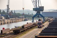 Schwere Stahlträger und Spundwände von ArcelorMittal werden zur Verschiffung verladen.
