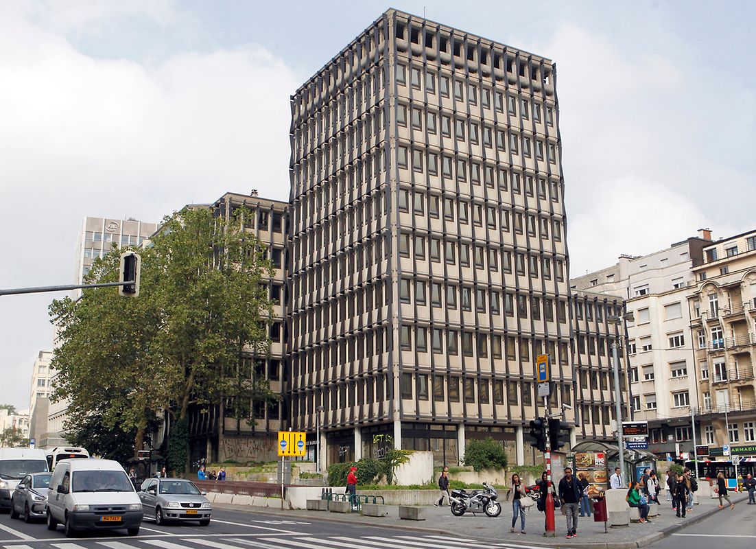 Das verlassene Gebäude am Busbahnhof wird einem Neubau weichen. Derzeit laufen darin bereits Arbeiten zur Entsorgung von Asbest.