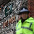 A police officer stands in front of The Mill pub in Salisbury, southern England, on March 11, 2018, as investigations continue in connection with the major incident sparked after a man and a woman were apparently poisoned in a nerve agent attack a week ago.
Traces of a nerve agent used in the suspected attempted murder of a Russian ex-spy have been found in a pub and a restaurant he visited, England's chief medical officer said on March 11. Sally Davies said up to 500 people who had visited The Mill pub and the Zizzi restaurant in Salisbury, southwest England, needed to wash their clothes and belongings as a precaution. The March 4 attack on Russian double agent Sergei Skripal and his daughter Yulia is being treated by detectives as attempted murder.
 / AFP PHOTO / Daniel LEAL-OLIVAS