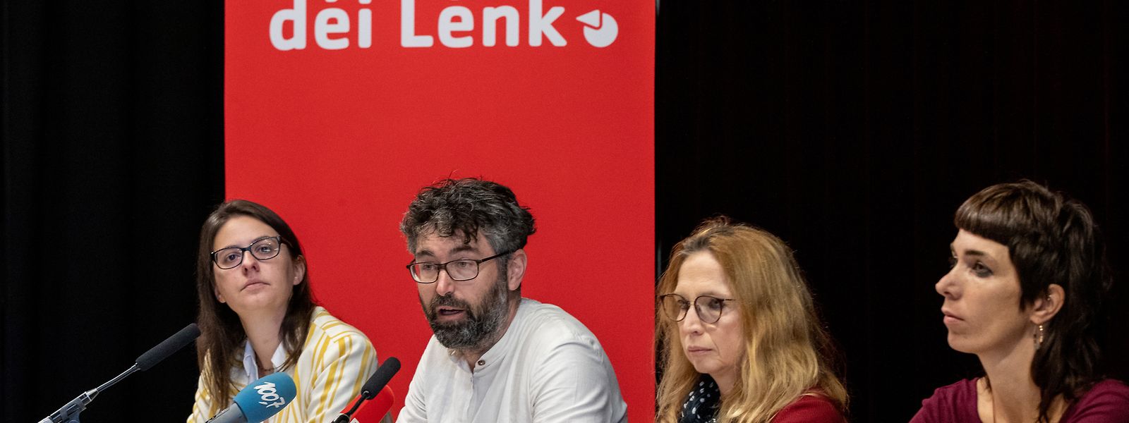 Carole Thoma, Gary Diderich,  Myriam Cecchetti und  Nathalie Oberweis (v.l.n.r.) von Déi Lénk werfen der Regierung Versagen in der sozialen Frage vor. 