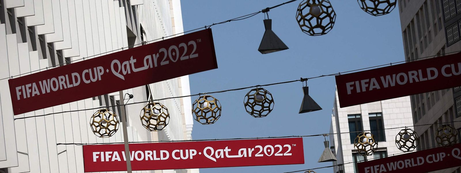 Des bannières de la Coupe du monde sont suspendues dans la rue à Doha.