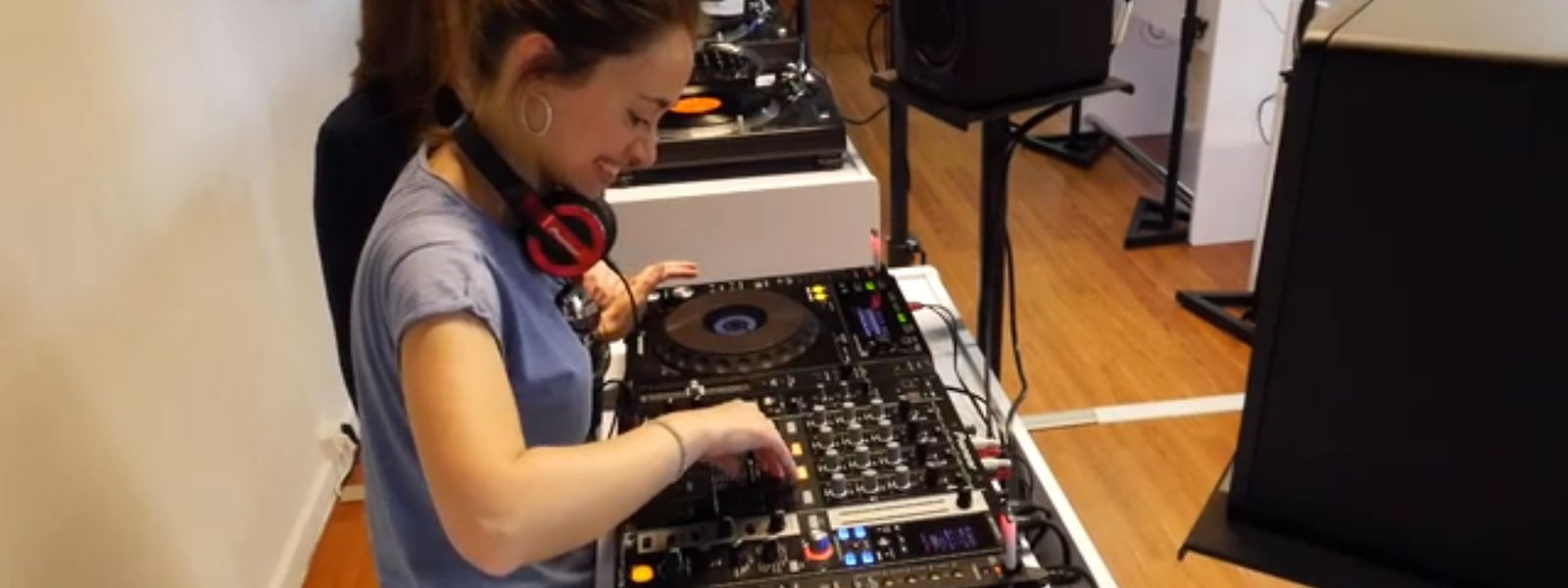 Aux platines, Maryline, professeur de français, est la plus douée du groupe