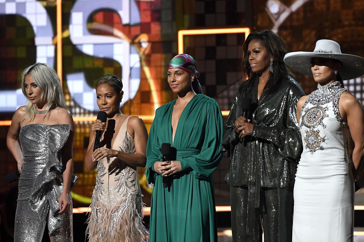 Lady Gaga und Jada Pinkett Smith begrüßten Alicia Keys, Michelle Obama und Jennifer Lopez (vlnr).