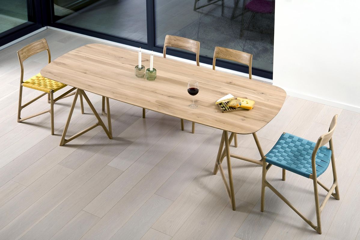 Ein Esstisch wie der Tisch Koza von Gazzda (1350 Euro) - braucht nicht nur Platz für sich selbst: Auch seine Stühle, Raum fürs Zurücklehnen, Aufstehen und zum Drumherumlaufen sollten eingeplant werden.