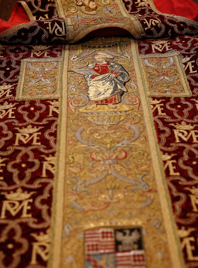 Die Priestergewänder wurden auf Anordnung von Graf Mansfeld hergestellt, mit Fäden aus Gold. Seine Initialen zieren die Gewänder. Sein Wappen und sein Schutzpatron Saint-Pierre sind ebenfalls darauf abgebildet. 