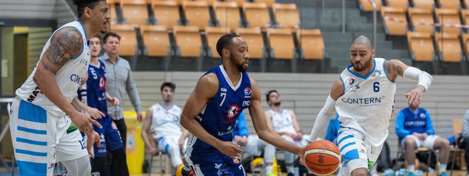 Miles Jackson-Cartwright, hier gegen Conterns Jerome Frink (l.) und Raoul Birenbaum (r.), führt sein Team im Alleingang zum Sieg.