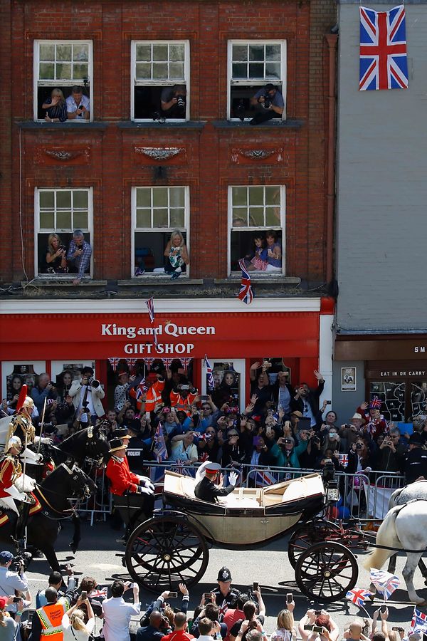 Nach der Trauung fuhr das Brautpaar in einer offenen Kutsche erst durch die Anlagen von Schloss Windsor und anschließend durch das nahe gelegene Dorf. 