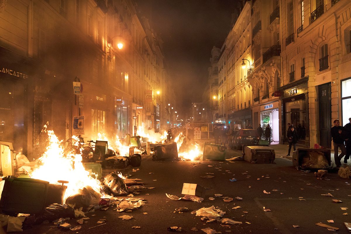 In denen Straßen von Paris zündeten die Demonstranten Mülltonnen, Abfall und sogar Autos an.