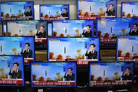 TOPSHOT - Television screens show a news report about the latest North Korean missile launch with file footage of a North Korean missile test, at an electronic market in Seoul on November 3, 2022. - North Korea fired one long-range and two short-range ballistic missiles on November 3, Seoul's military said, with one prompting warnings for residents of a South Korean island and people in parts of northern Japan to seek shelter. (Photo by Jung Yeon-je / AFP)