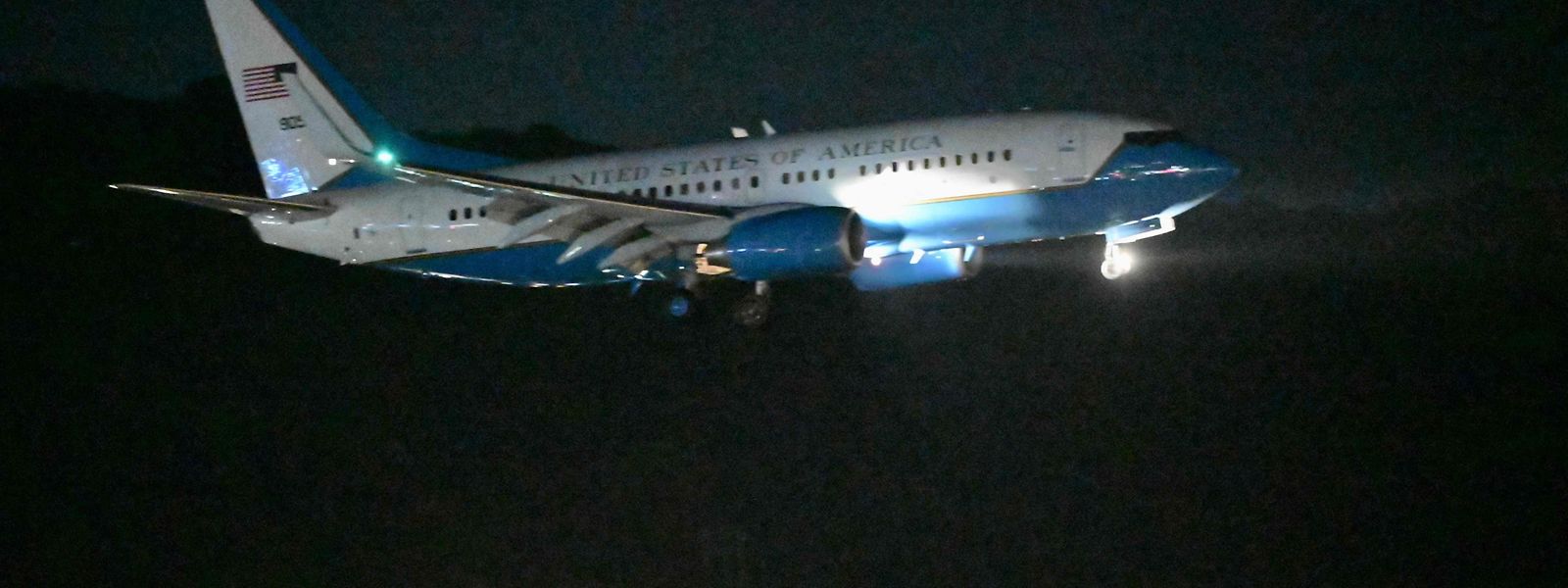 Nancy Pelosi est arrivée à l'aéroport de Songshan à bord d'un avion militaire américain. 