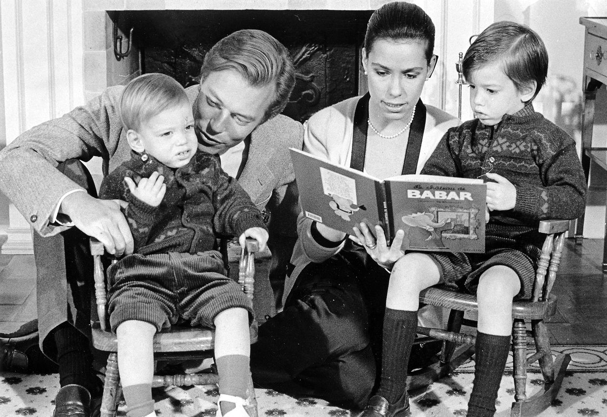 1985: Vorlesestunde mit den Söhnen Félix (l.) und Guillaume.