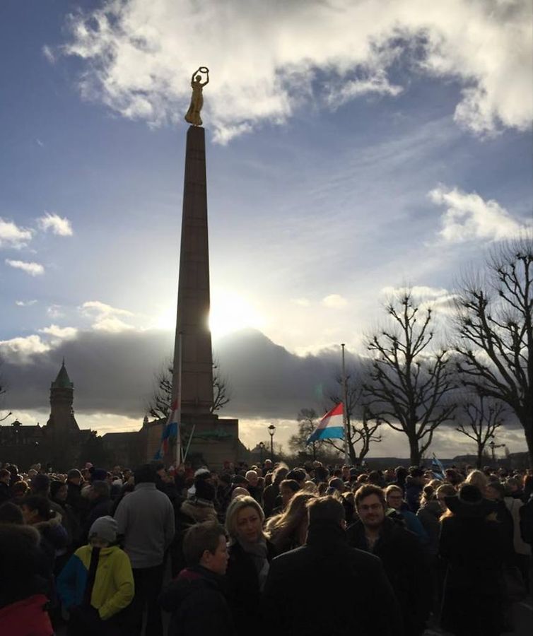 Rassemblement sur la place de la Constitution à Luxembourg-ville en hommage aux victimes des 17 personnes tuées cette semaine par trois jihadistes français.