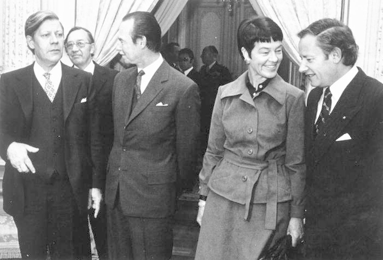 Ein Jahr nach seiner Wahl zum Bundeskanzler ist Helmut Schmidt am 15. Mai 1975 auf offiziellem Besuch in Luxemburg. Auf dem Bild Schmidt mit Großherzog Jean, Ehefrau Loki (1919 - 2010) und Staatsminister Gaston Thorn (1928 - 2007).  