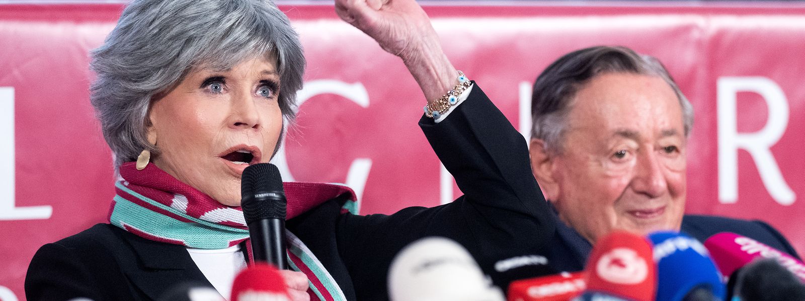 Jane Fonda, Schauspielerin aus den USA, und Richard Lugner, Unternehmer, sprechen im Rahmen einer Pressekonferenz zum Opernball in Wien.