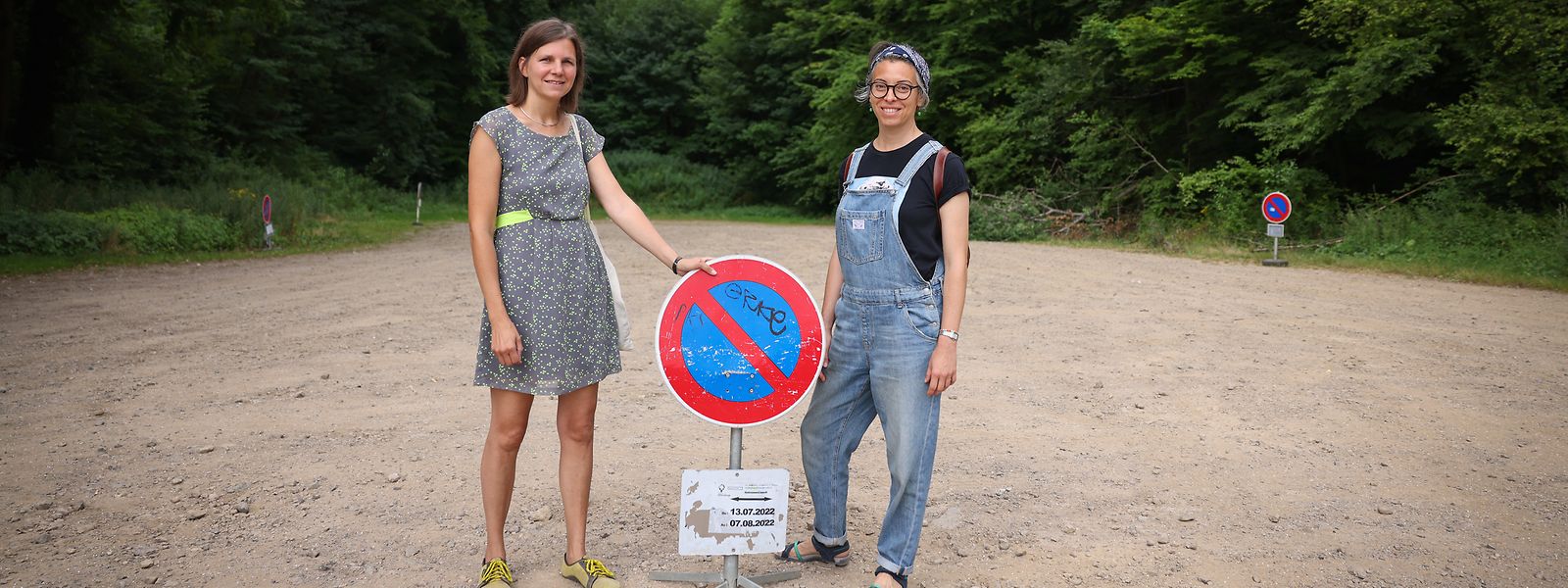Die Mitorganisatorin „Neckel“ Scholtus und die Künstlerin Cristina Picco posieren vor dem, noch unfertigen, Campinggelände, wo ab dem 18. Juli die Künstlerresidenz „Nomadic Island“ anläuft.
