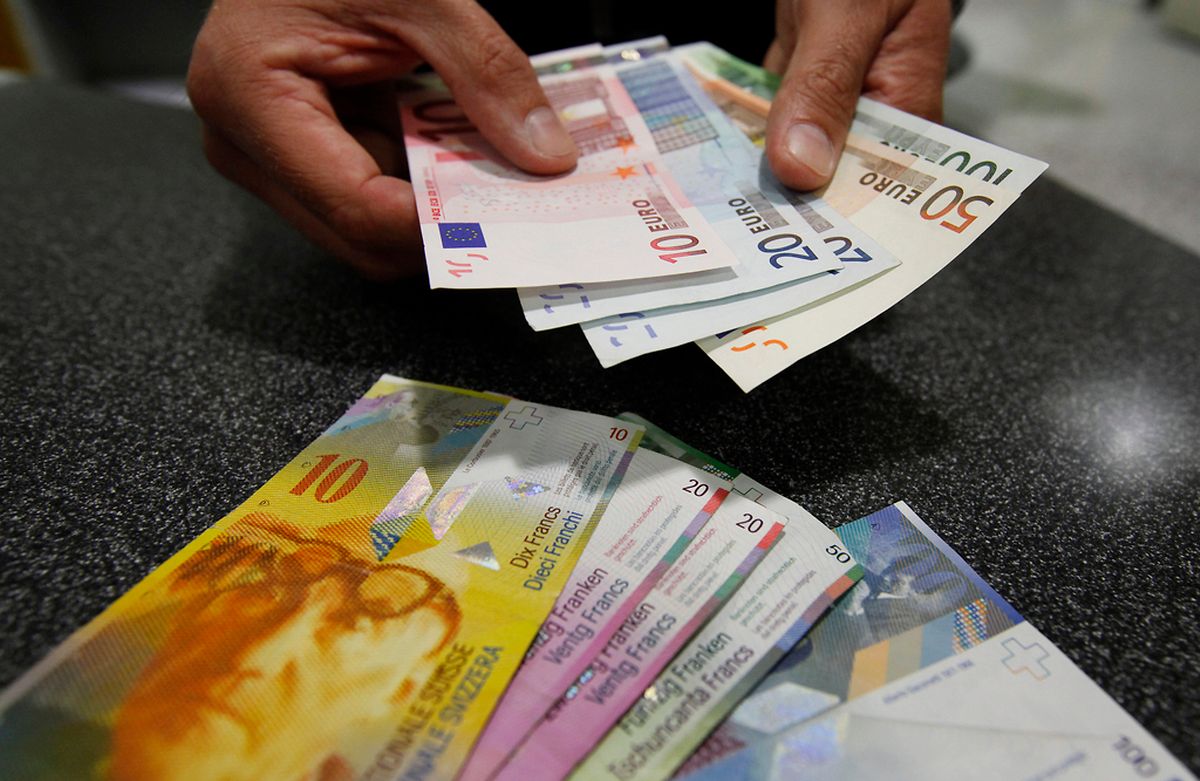 Switzerland ends euro minimum exchange rate, cuts interest rate
