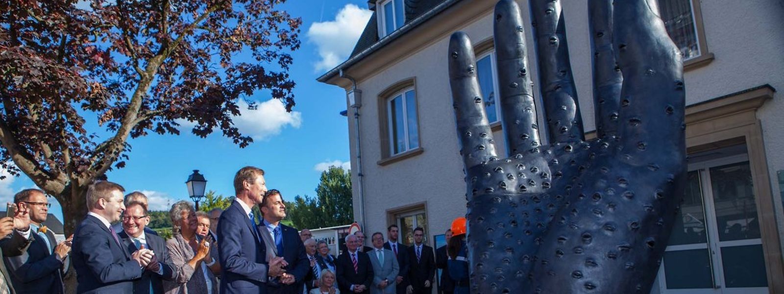 An der Ettelbrücker Place Marie-Thérèse erinnert die 3,30 Meter hohe "Heemechtshand" fortan an die Botschaft der Luxemburger Nationalhymne. (Fotos: Tania Feller)