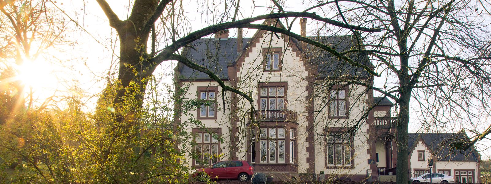 Das Tudor-Schloss wurde 1892 im Park des Irminenhofes errichtet.