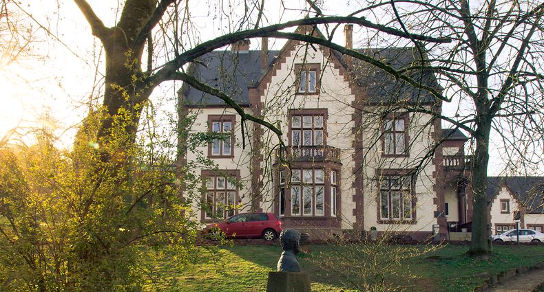 Das Tudor-Schloss wurde 1892 im Park des Irminenhofes errichtet.