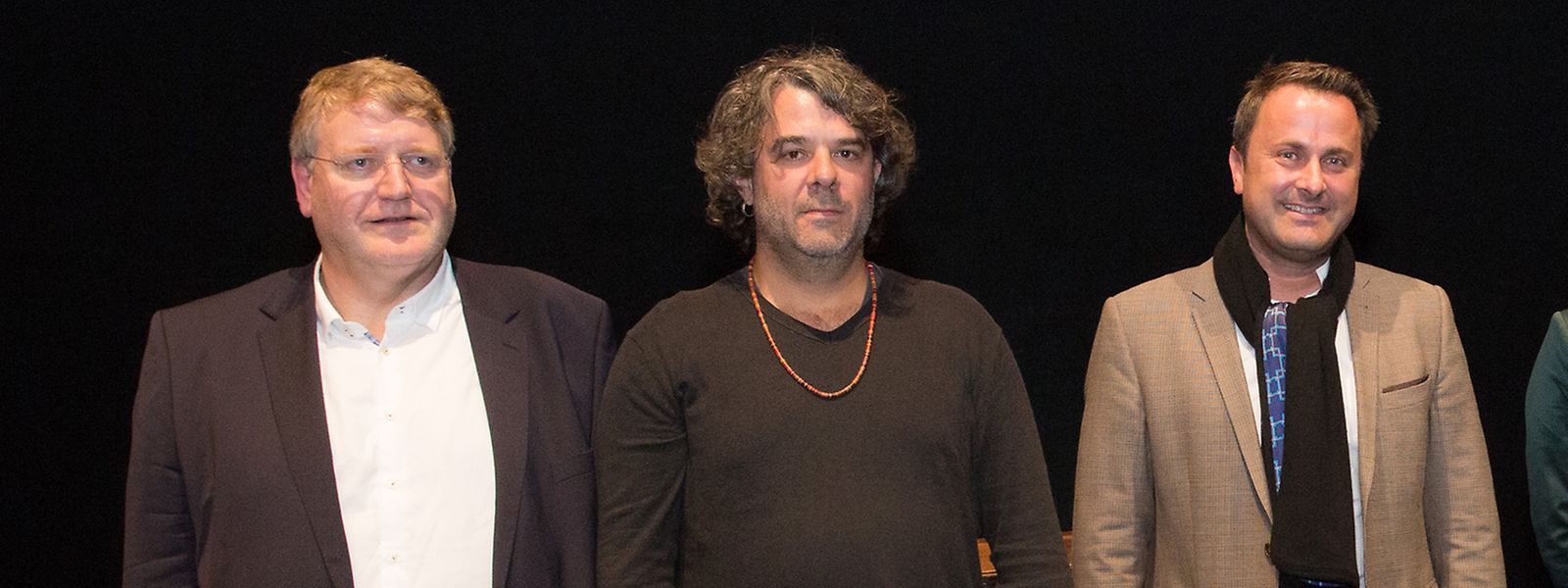 Christian Kmiotek (l.). und Serge Tonnar (M.) beim 20-jährigen Jubiläum der Theater Federatioun zusammen mit dem damaligen Kulturminister Xavier Bettel, 2016.
