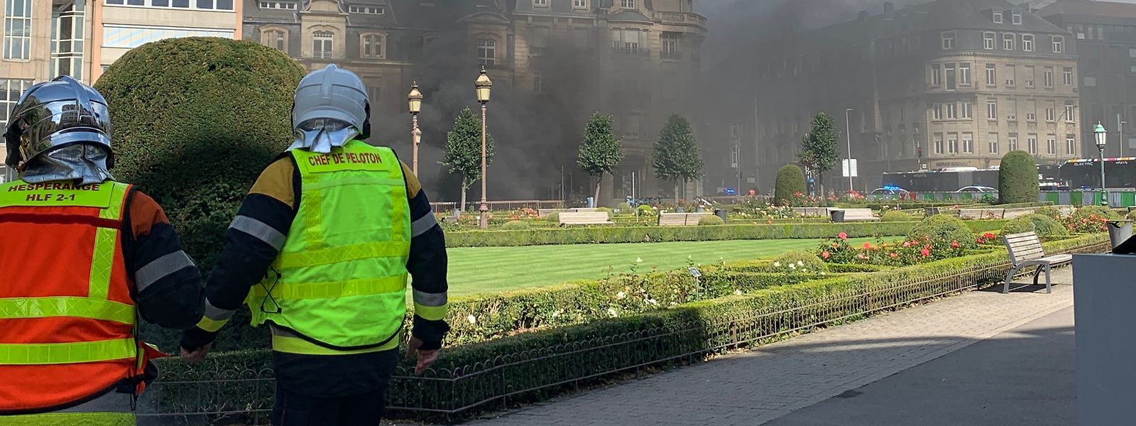 Während des Brandes am Montag stiegen dichte Rauchschwaden aus den Ausgängen des Parkhauses im Bahnhofsviertel.