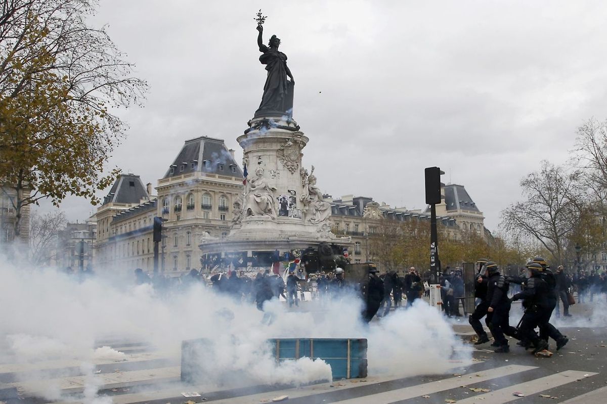 Des échauffourées ont éclaté dimanche à Paris entre les manifestants et les forces de l'ordre qui ont répliqué à des jets de projectiles de manifestants «Anticop21».