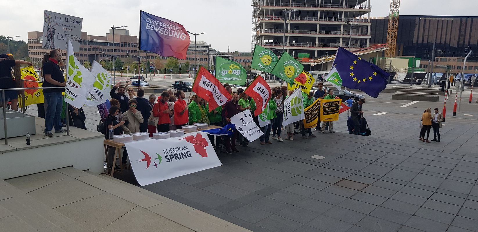 Auf der Place de l'Europe hatten sich Atomkraftgegner eingefunden, um beim französischen Präsidenten die Schließung des Kernkraftwerks in Cattenom einzufordern.